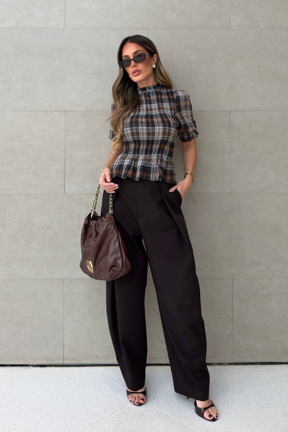 Looks para trabalhar: blusa xadrez com calça de alfaiataria preta