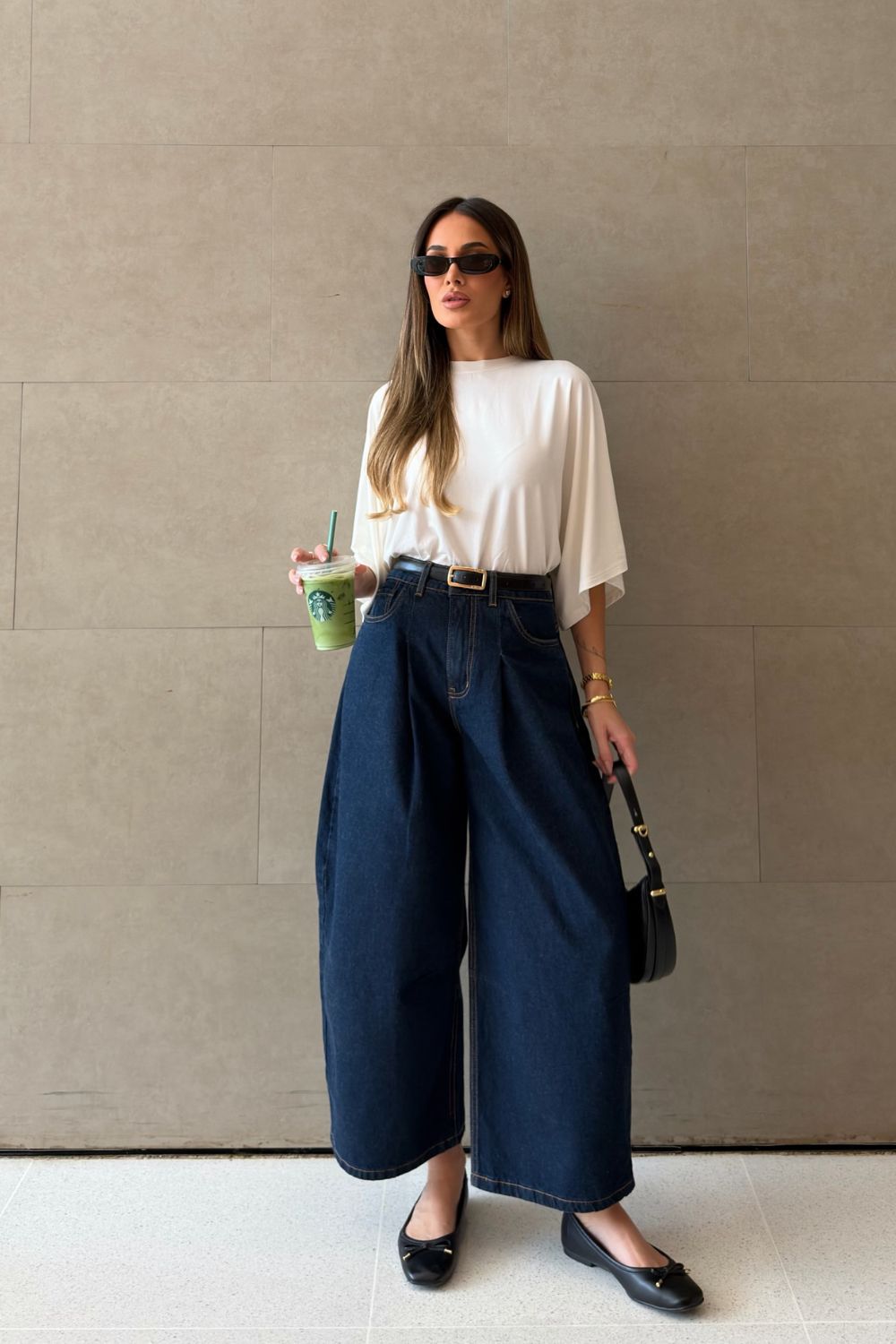 Looks para trabalhar: blusa branca com manga morcego, calça barrel leg jeans e sapatilha