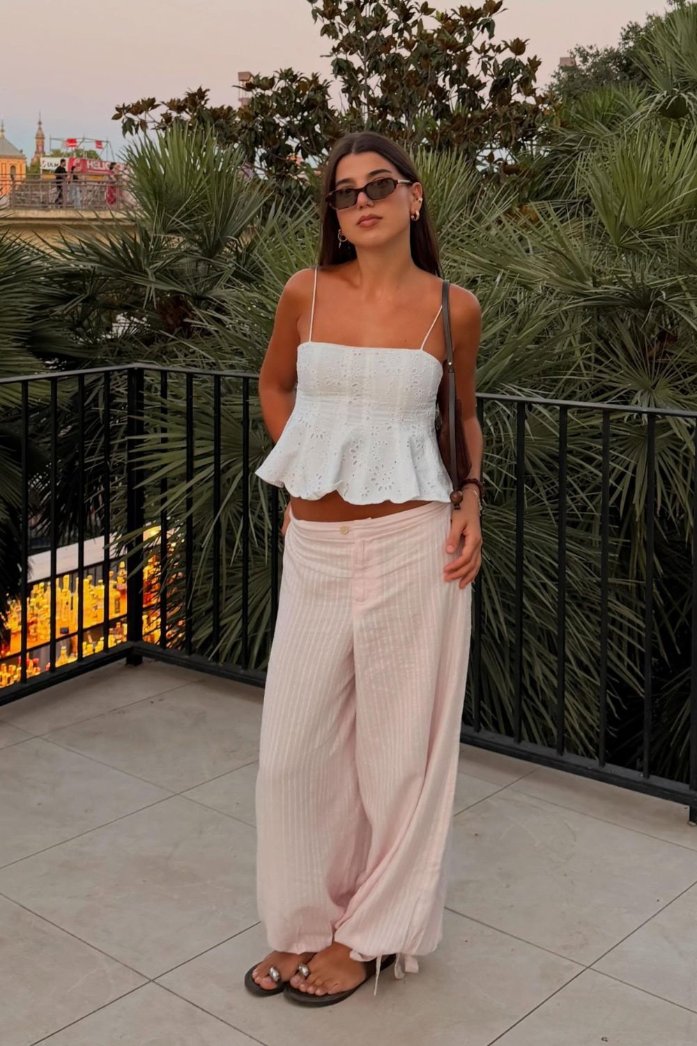 Top peplum branco e calça bege larguinha
