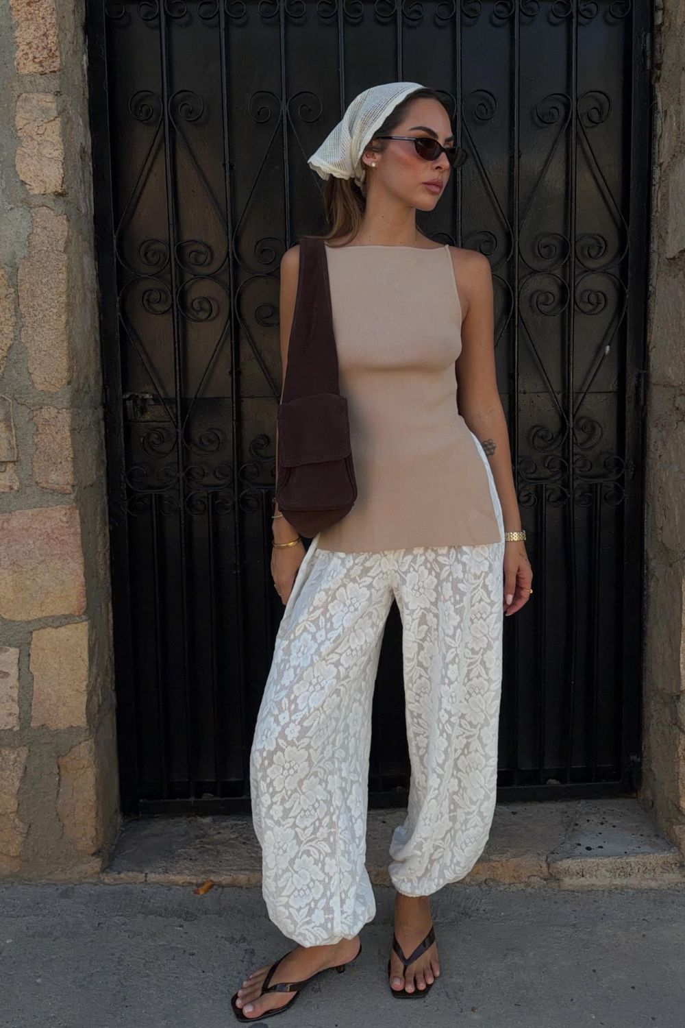 Blusa de bege e calça de renda branca chinela de salto gatinho