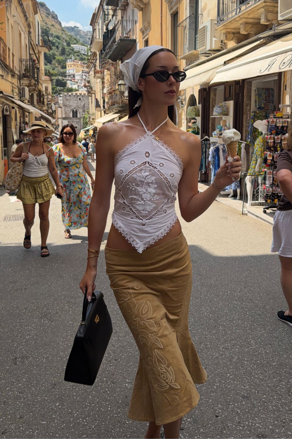 Top de renda e saia midi bege